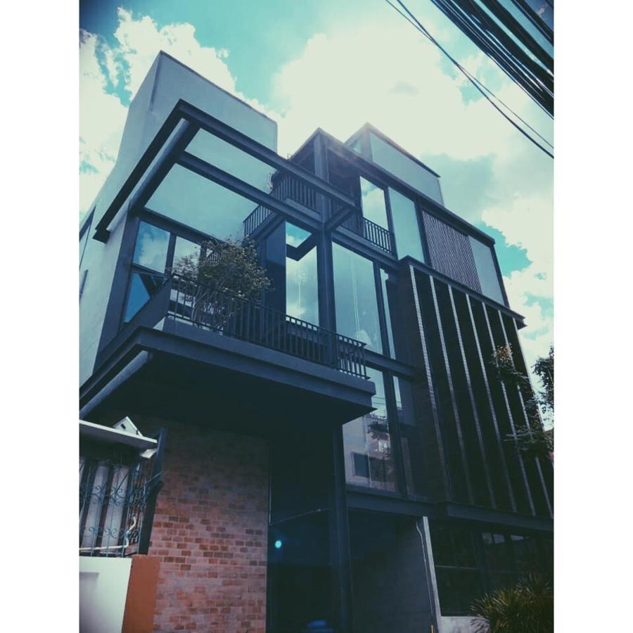 The Local Ari Hostel Bangkok Exterior photo