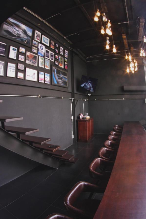 The Local Ari Hostel Bangkok Exterior photo