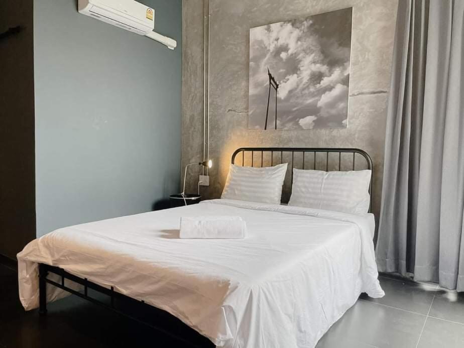 The Local Ari Hostel Bangkok Exterior photo