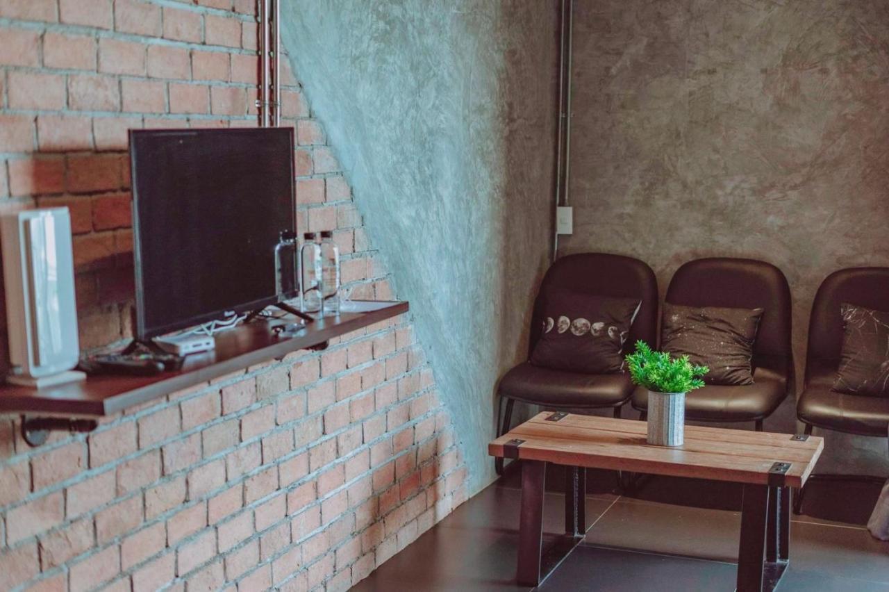 The Local Ari Hostel Bangkok Exterior photo