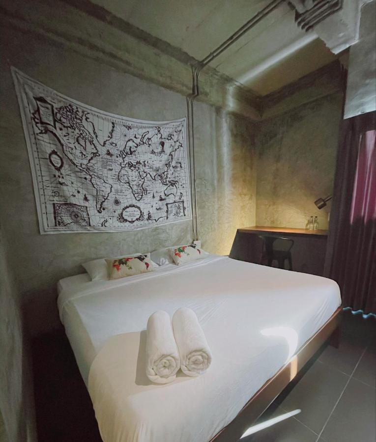 The Local Ari Hostel Bangkok Exterior photo