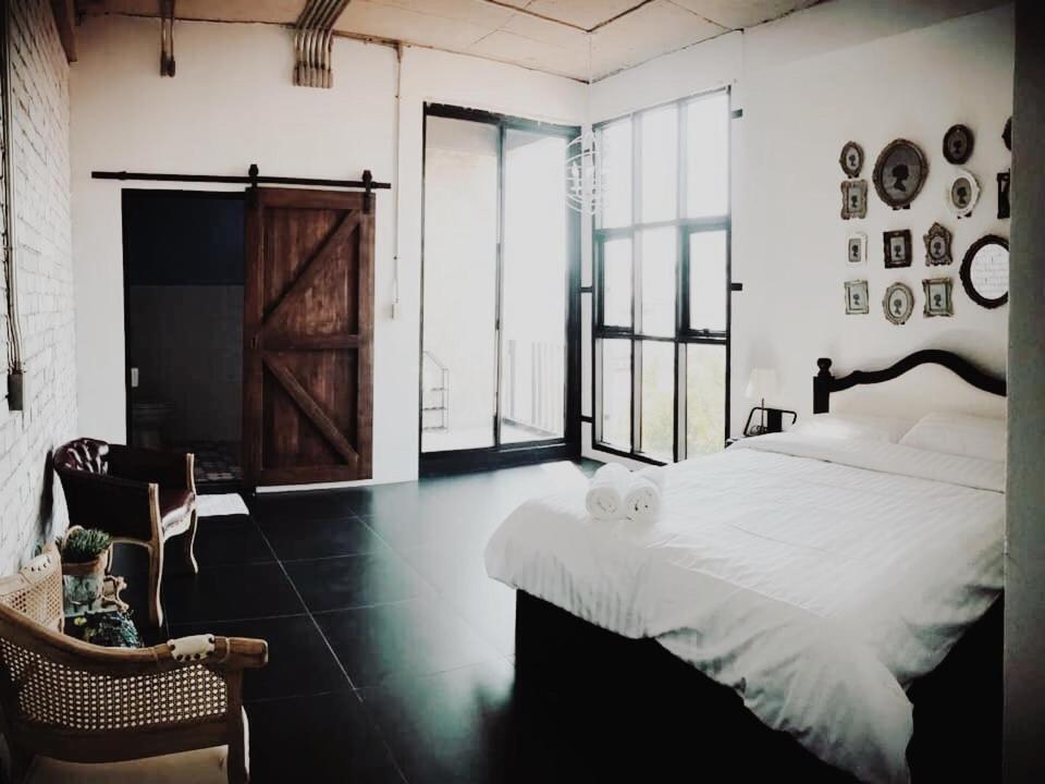 The Local Ari Hostel Bangkok Exterior photo
