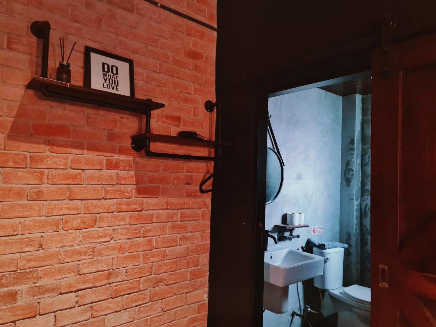 The Local Ari Hostel Bangkok Exterior photo