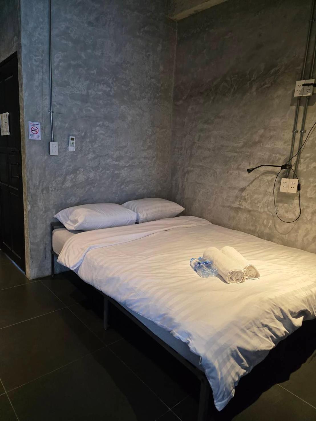 The Local Ari Hostel Bangkok Exterior photo
