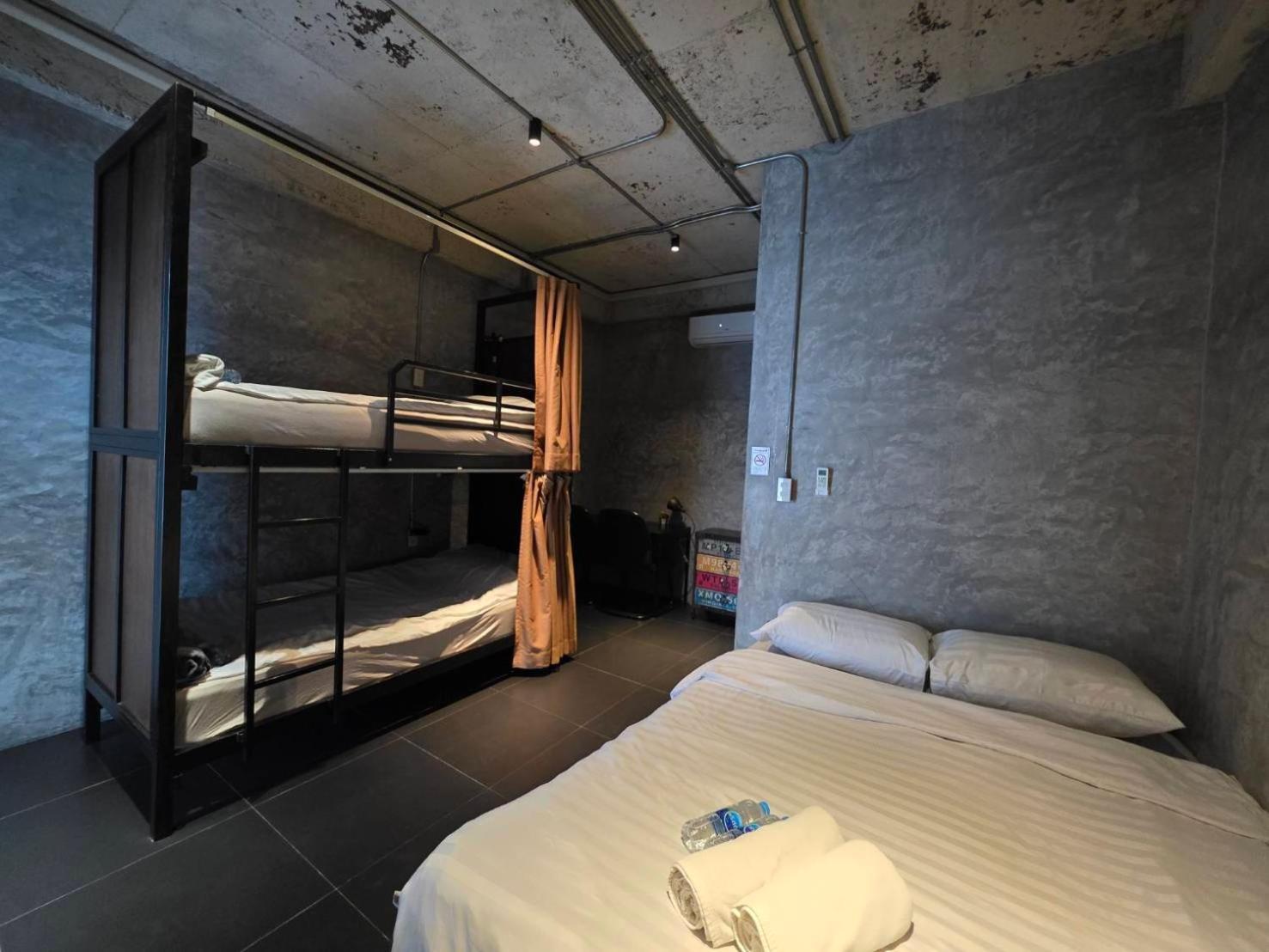 The Local Ari Hostel Bangkok Exterior photo