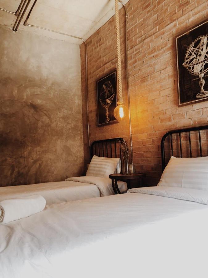 The Local Ari Hostel Bangkok Exterior photo